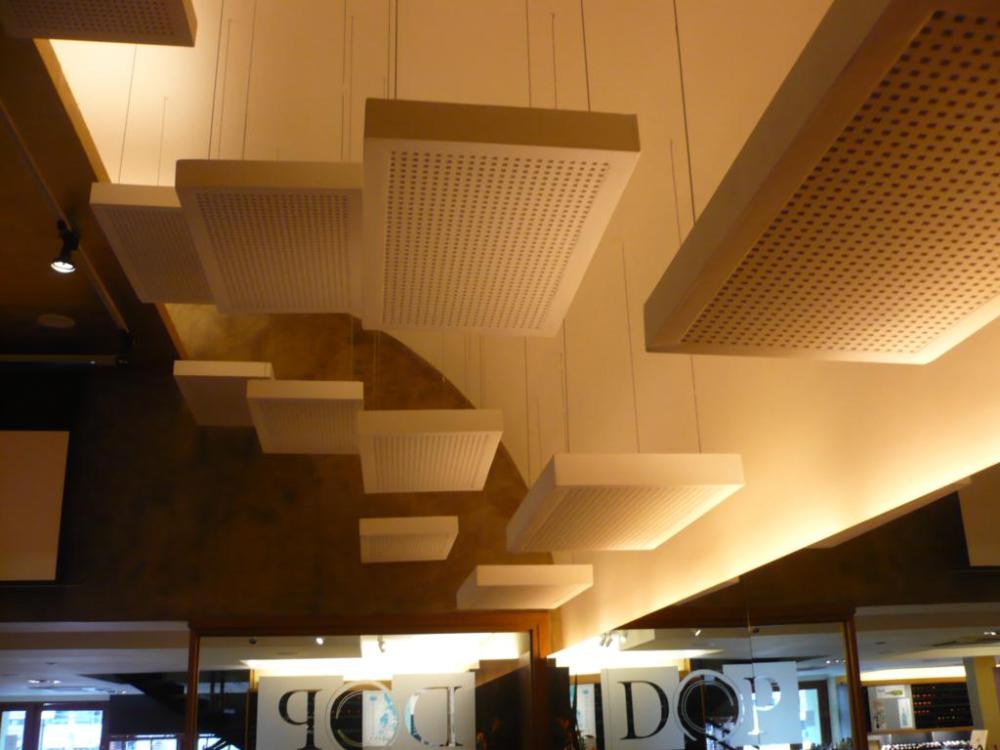 Nuvens acústicas perfuradas em restaurante