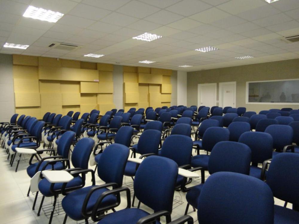 Placas acústicas proporcionam a distribuição sonora ideal.