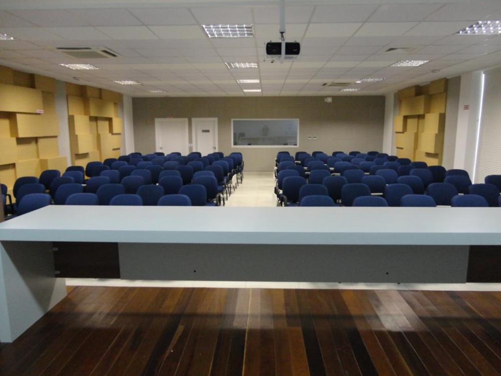 As intervenções acústicas foram feitas no forro e nas paredes.