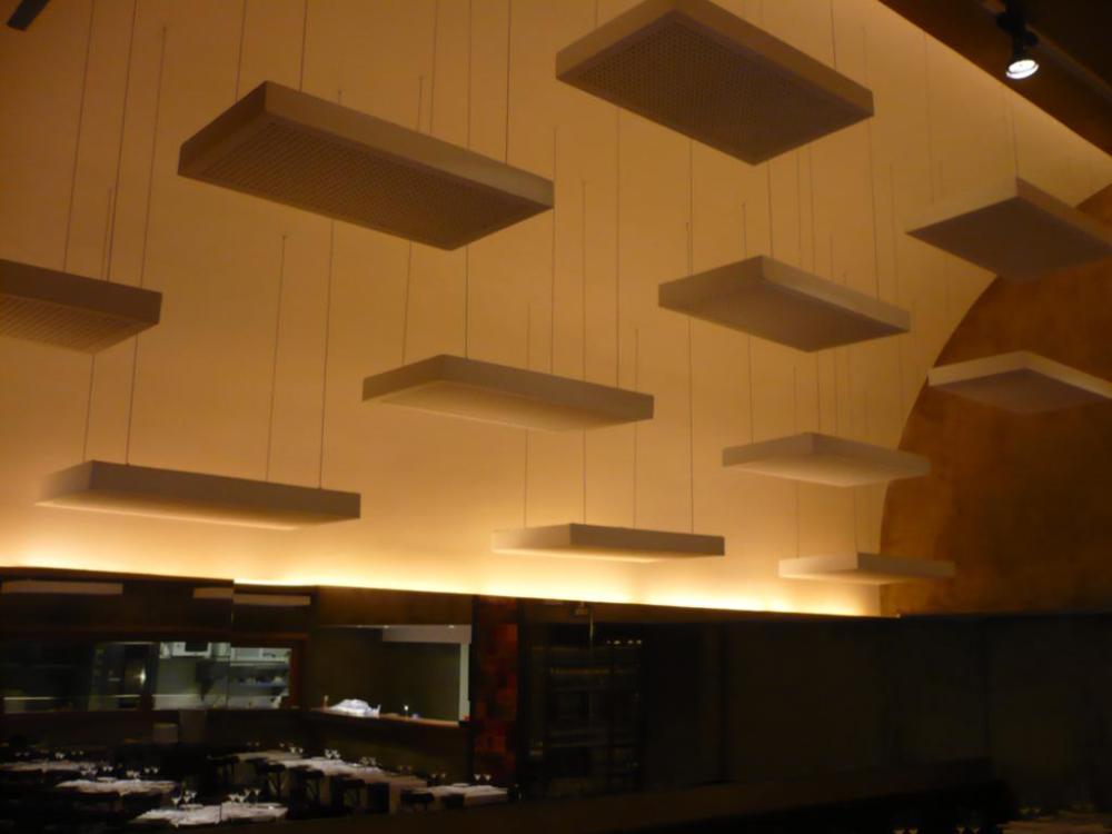 Placas acústicas suspensas reduzem o ruído do ambiente