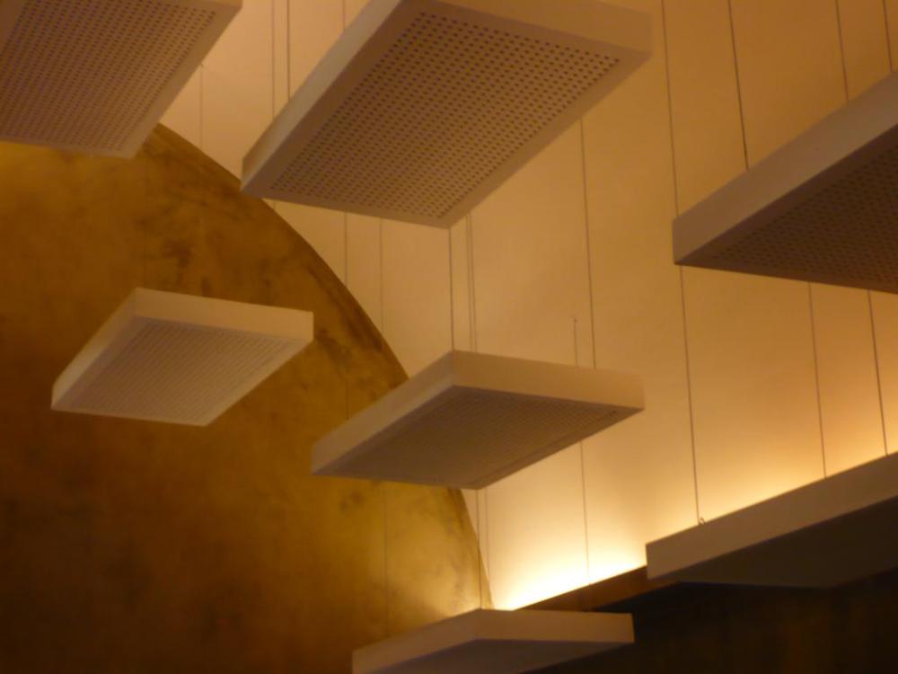 A melhora da ambiência acústica proporciona privacidade aos clientes.