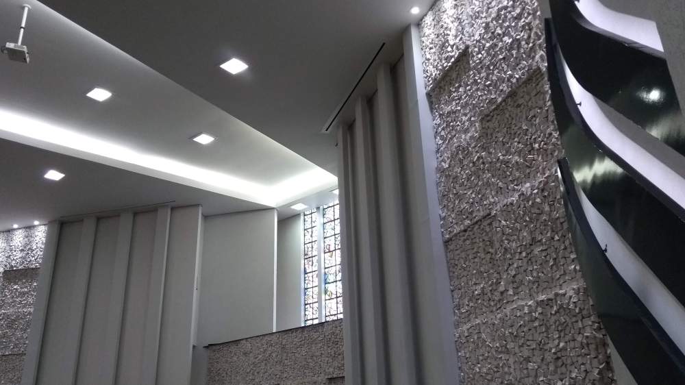 diferentes materiais acústicos utilizados na igreja