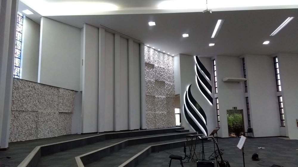 difusores sonoros na área do coral