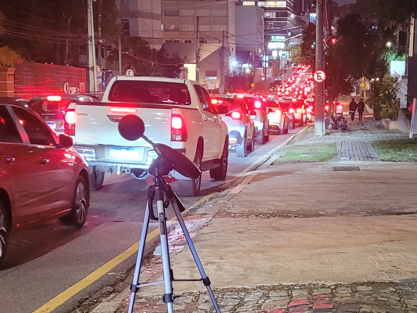 Imagem de sonômetro realizando a medição sonora ambiental