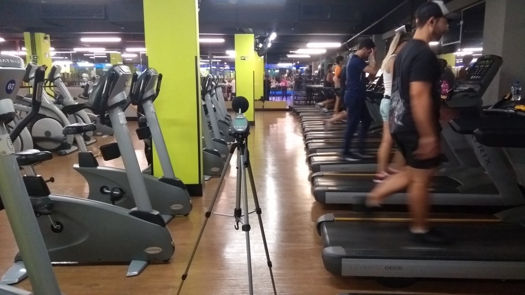 Imagem de sonômetro realizando a medição sonora em academia