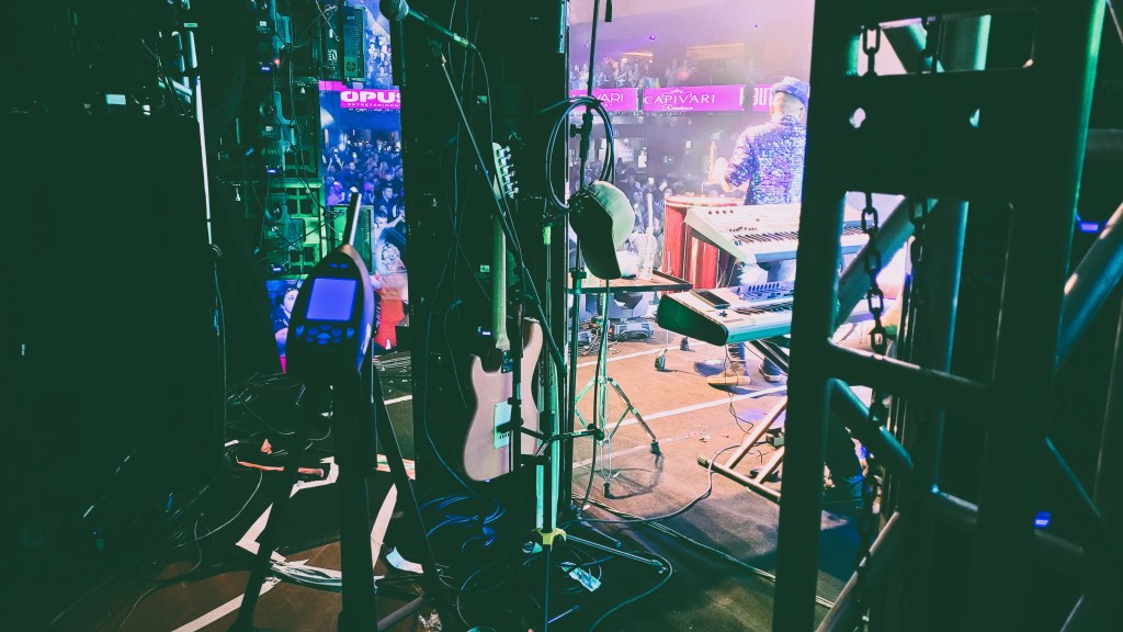 Imagem de sonômetro realizando a medição sonora em show
